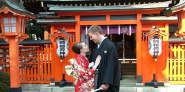 在神社举办的传统日式婚礼。