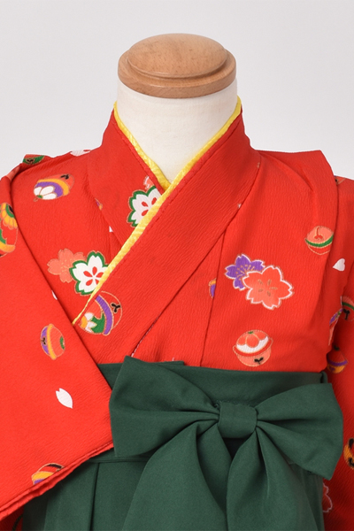 一歳女児袴【赤い着物に緑の袴】
