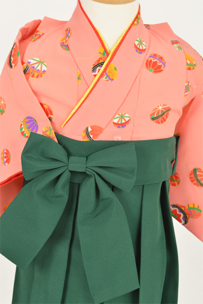 一歳女児袴【ピンク地着物に緑色の袴】