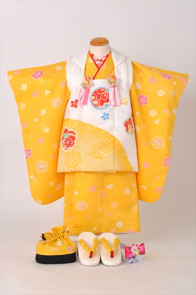 三歳被布セット(黄色い着物、白い被布・絞り風、 梅、まり)