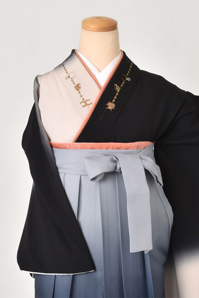 卒業袴(白と黒の片身変わり着物/グレーボカシ袴)