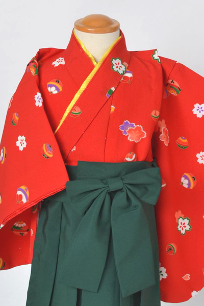 二才女児袴セット（赤地桜小紋に緑の袴）