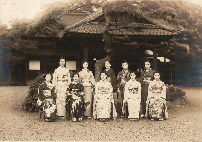 昭和１６年１０月３日　上野寛永寺、玄関にて（後列左から２人目）