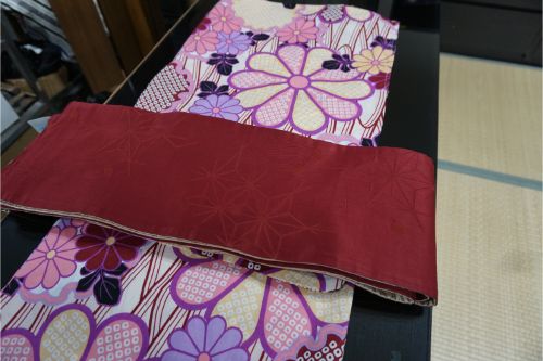 ゆったり幅の浴衣、生成りの菊模様