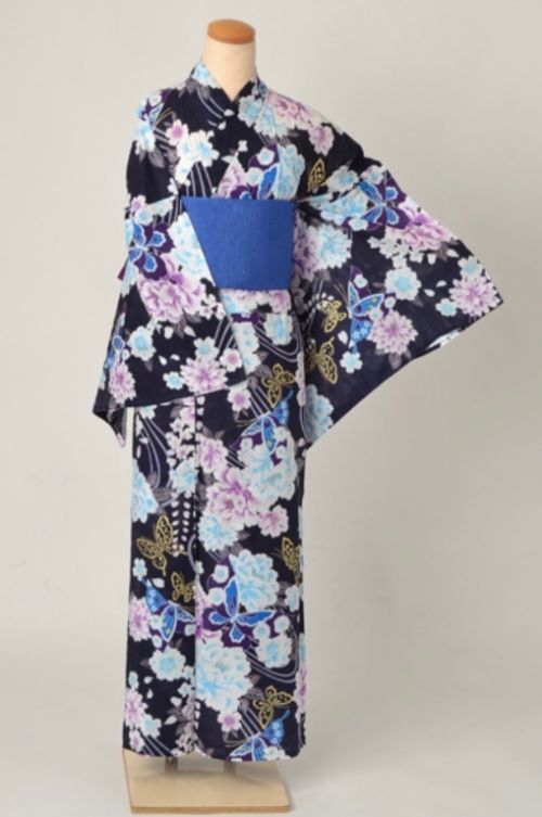 ゆったり幅の浴衣、紺地の花と蝶模様