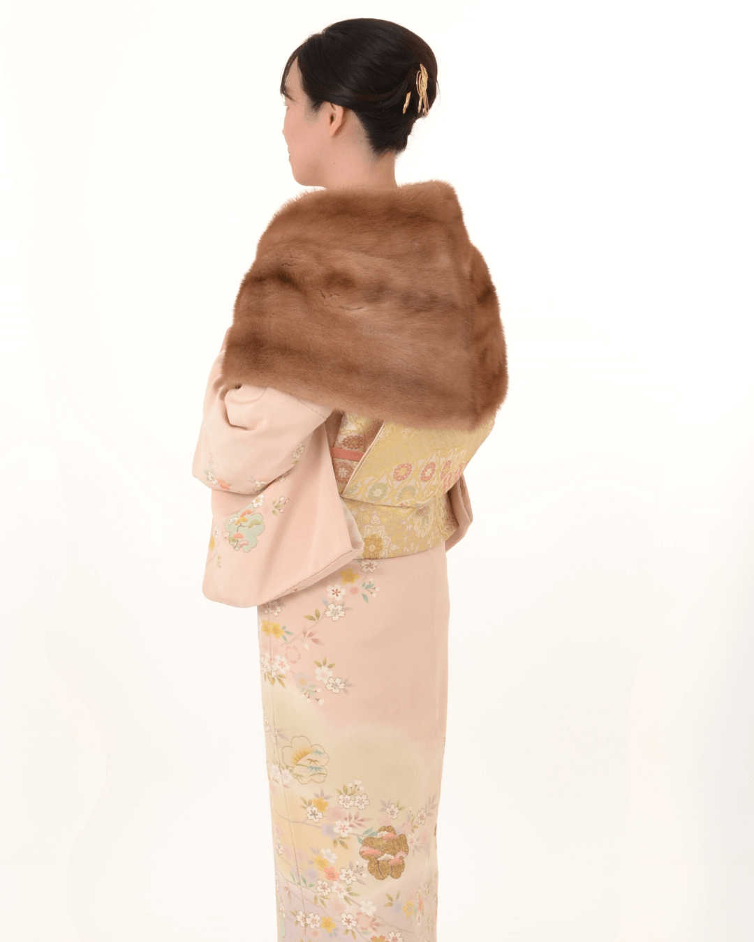 ファーと訪問着で寒さを凌ぐ